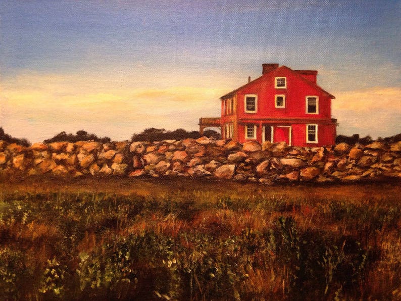 Pu&ograve; includere: Dipinto a olio di una casa rossa con finestre bianche, su uno sfondo di cielo blu e giallo. Un muro di pietra si trova di fronte alla casa, con un campo di erba alta in primo piano. L'opera evoca serenit&agrave;.