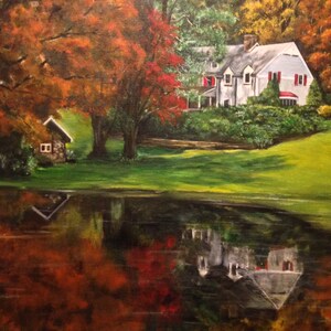 Pu&ograve; includere: Dipinto a olio di un paesaggio autunnale. Una casa bianca con persiane rosse &egrave; situata su una collina verde, circondata da alberi con vibranti foglie arancioni e rosse. La scena si riflette in uno specchio d'acqua calmo.