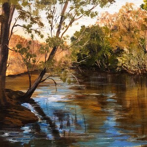 Pu&ograve; includere: Dipinto a olio di una serena scena fluviale. L'acqua riflette gli alberi e il cielo, creando un effetto specchio. L'opera utilizza verdi, marroni e blu, con la luce del sole che filtra attraverso gli alberi, creando un'atmosfera pacifica.