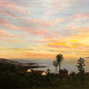 Pu&ograve; includere: Dipinto a olio di un tramonto costiero. Il cielo passa dal giallo al rosa e al blu, con nuvole soffici. Alberi verde scuro e case con tetti rossi sono in primo piano. L'oceano e un'isola lontana sono visibili.