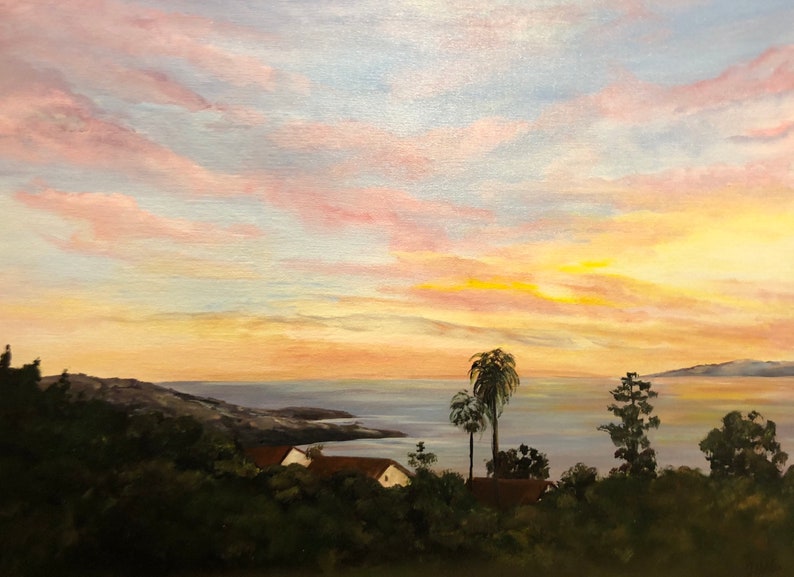 Pu&ograve; includere: Dipinto a olio di un tramonto costiero. Il cielo passa dal giallo al rosa e al blu, con nuvole soffici. Alberi verde scuro e case con tetti rossi sono in primo piano. L'oceano e un'isola lontana sono visibili.