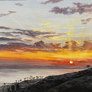 Pu&ograve; includere: Un dipinto a olio raffigura un tramonto sull'oceano. Il cielo &egrave; pieno di tonalit&agrave; arancioni, gialle e viola, con il sole che tramonta all'orizzonte. Palme e una casa silhouette si trovano su una collina scura.