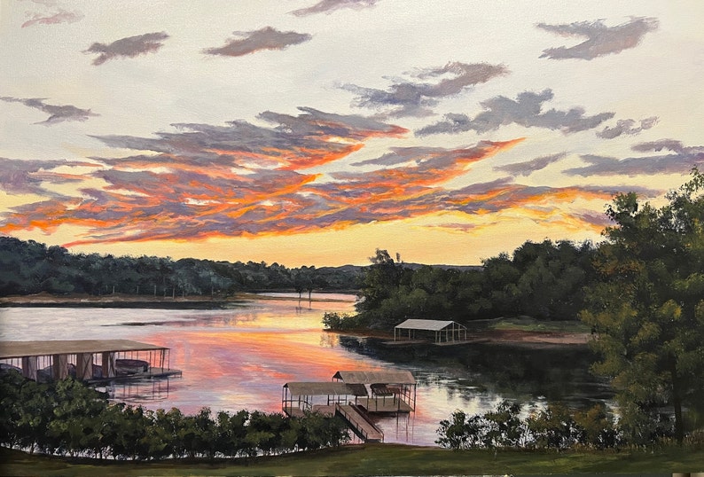 Pu&ograve; includere: Dipinto a olio di un lago al tramonto. Il cielo &egrave; pieno di nuvole arancioni e rosa, che si riflettono nell'acqua. I pontili sono visibili lungo la riva, circondati da alberi e fogliame verdi.