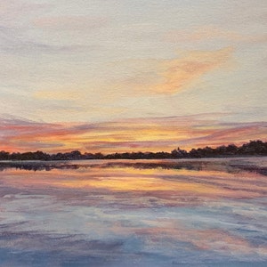 Pu&ograve; includere: Dipinto a olio di un tramonto su un lago. Il cielo passa dal blu pallido a vibranti tonalit&agrave; arancioni e rosa. L'acqua riflette il cielo colorato, con una linea di alberi scuri all'orizzonte.