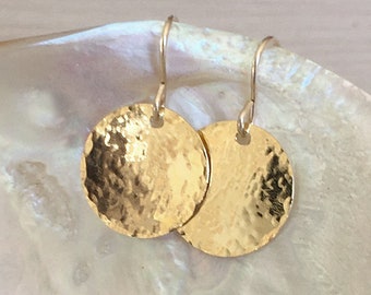 Hammered gold disc earrings, gold dangle earrings, modern simple everyday gold drop earring, minimal dainty circle jewelry gift for her, Uk