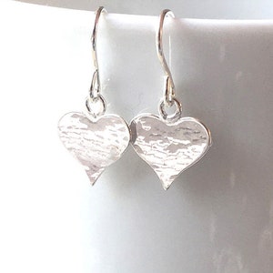 Hammered sterling silver heart earrings, dainty 925 silver dangle earring, small drop earring, romantic love charm jewelry gift for women Uk