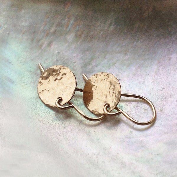Gold disc earring gift for friend, small hammered gold fill dangle earrings, dainty modern everyday drops, minimal circle jewelry, UK