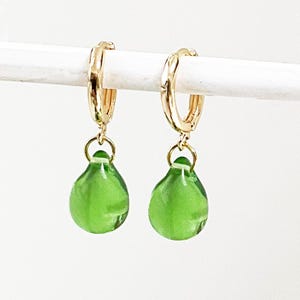 Light peridot green gold huggie hoop glass teardrop earrings, apple green tear drop jewelry, everyday dainty classic bridesmaid gift UK