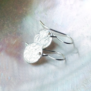 Sterling silver hammered disc dangle earrings, small 925 silver drops, modern simple everyday jewelry, minimal dainty circle earrings UK