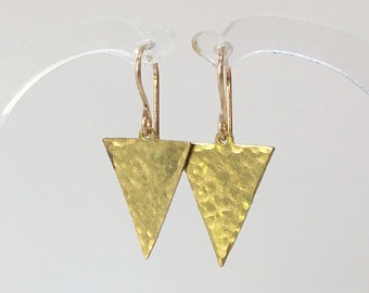 Hammered gold triangle earrings, dangly drop brass earrings, 14k gold fill wires, simple small geometric boho earrings, jewelry gift for mum