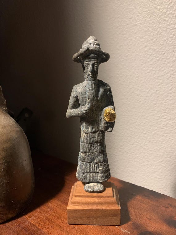 Mesopotamian statue replica 'The God with the Golden hand - Inshushinak - Susa Elamite Sumerian sculpture