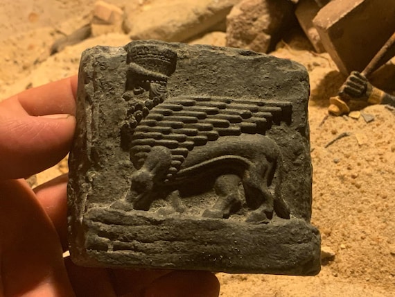 Mesopotamia art - Assyrian winged bull relief sculpture amulet