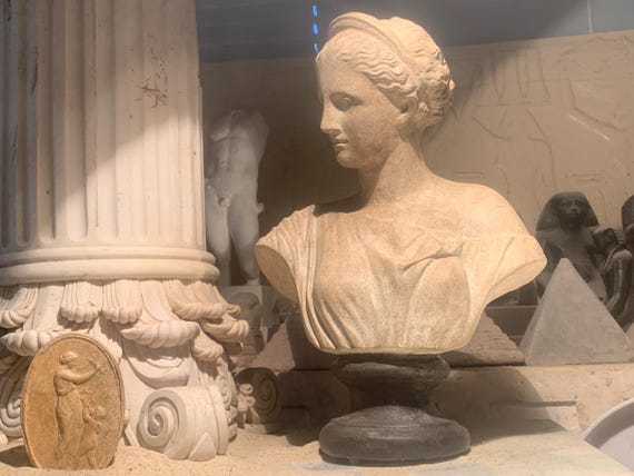 Artemis / Diana statue - Greek / Roman sculpture. Goddess of hunting & woodlands