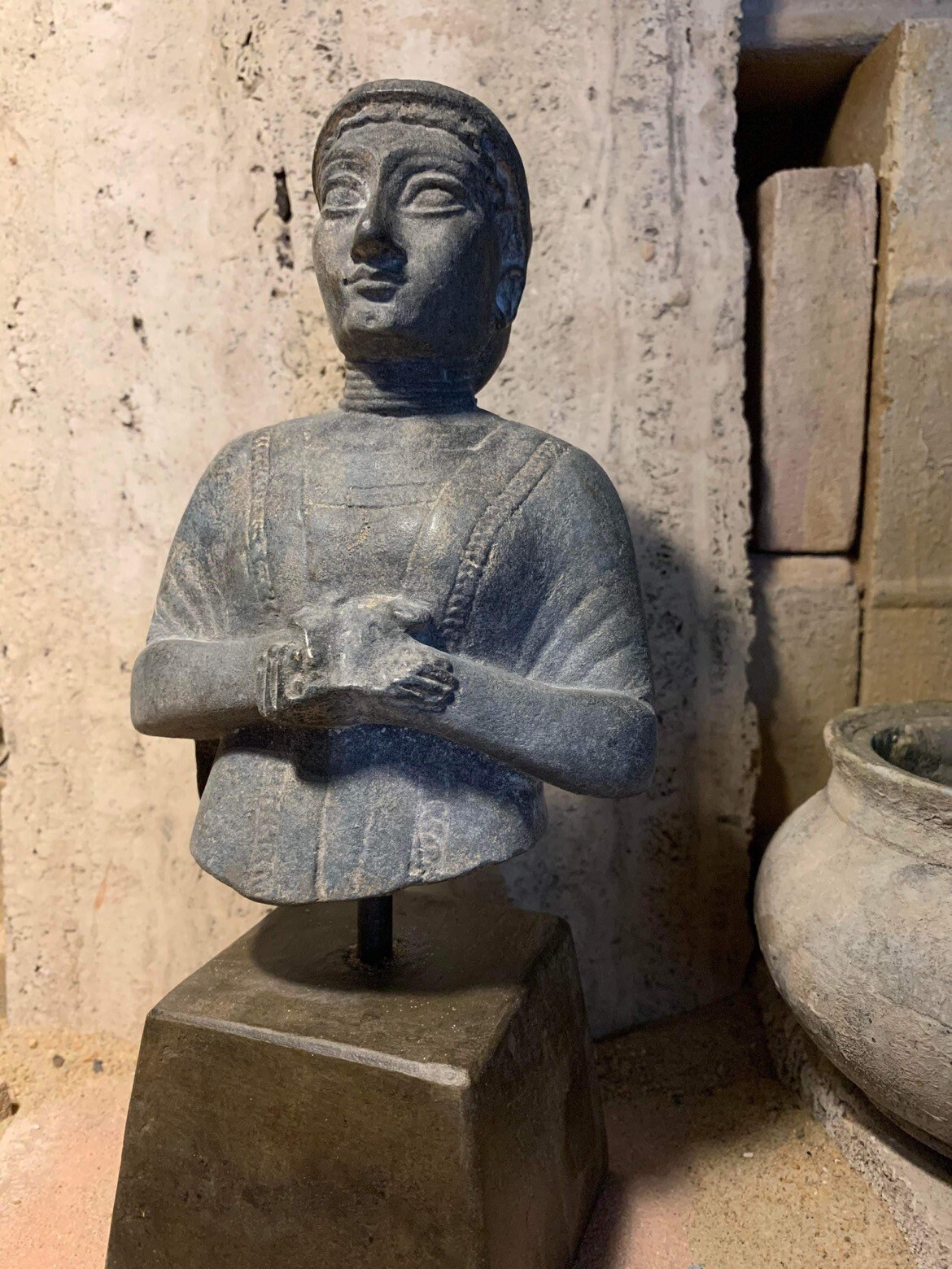 Sumerian art statue Wife of Gudea sculpture from Lagash.