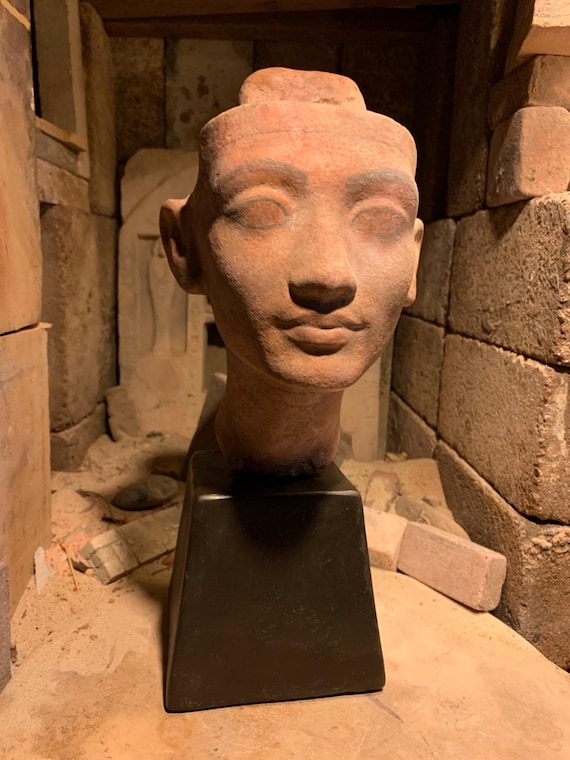 Egyptian statue / sculpture Nefertiti-bust replica. Amarna period art