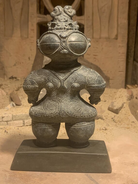 Dogu statue Japanese sculpture Jomon art. Ancient aliens / Chariots of the gods