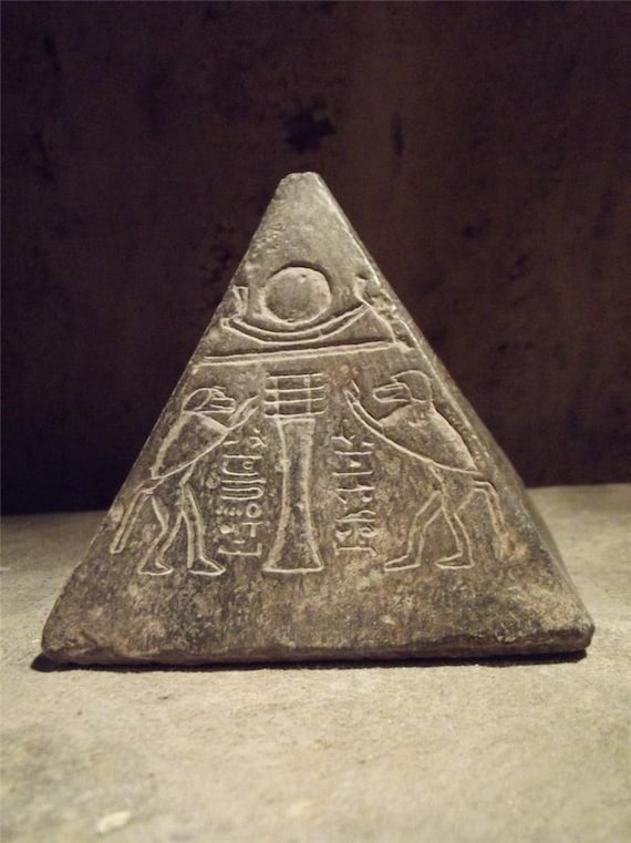 エジプトの彫像ピラミッド／ピラミディオン。トート神が昇る太陽神を