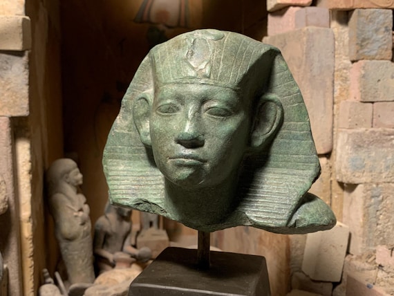 Egyptian statue of Amenemhat III 12th dynasty Egyptian art / sculpture