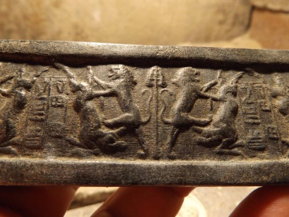 Sumerian cylinder seal-impression Akkadian cuneiform writing King-ILULU