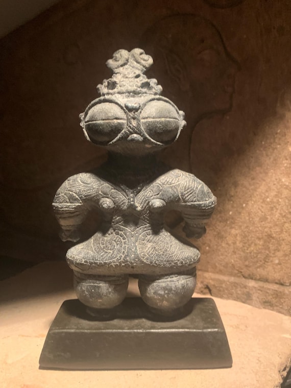 Dogu statue Japanese sculpture Jomon art. Ancient aliens / Chariots of the gods