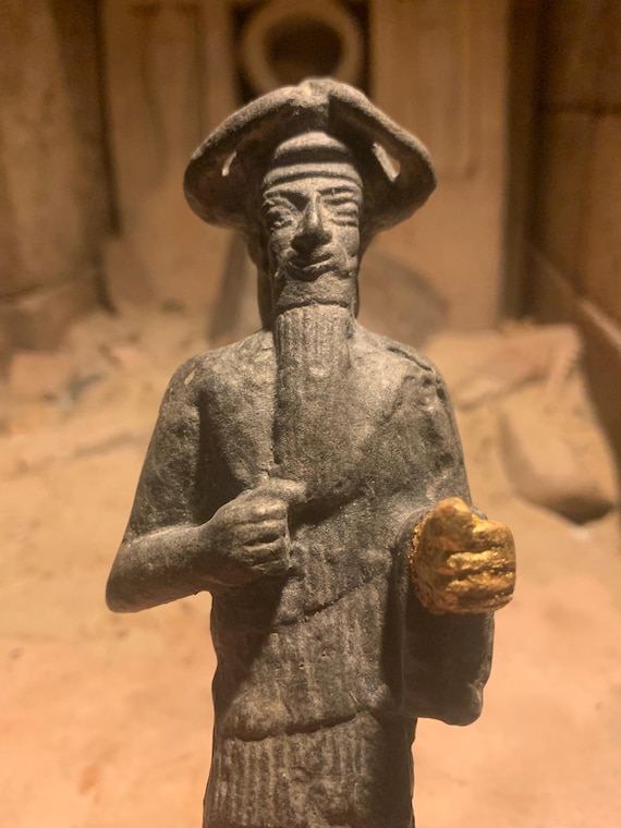 Mesopotamian statue replica 'The God with the Golden hand - Inshushinak - Susa Elamite Sumerian sculpture