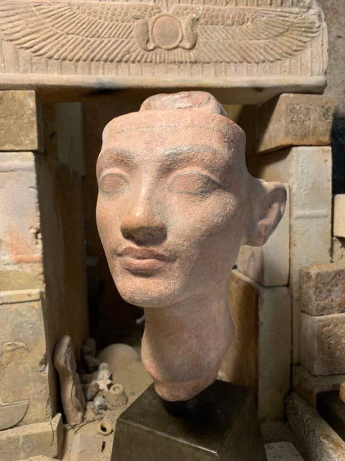 Egyptian statue / sculpture Nefertitibust replica. Amarna period art