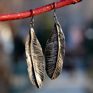 Bohemian earrings with feathers, boho lightweight, statement earrings, rustic jewelry, vintage style, retro look, metalwork jewelry