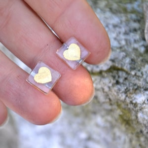 Petites boucles d’oreilles en verre avec des coeurs d’or, oreilles Stud mignon, clous d’or.