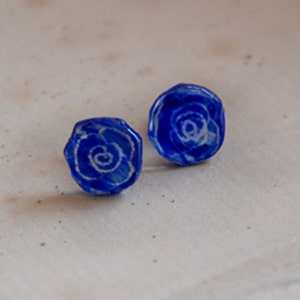 Tiny, navy blue glass earings with engraved ROSES, subtle stud earings.
