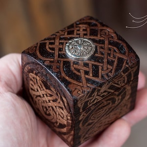 Kleine keltische Custom Box für Ringe | Vintage Schmuckbox aus Holz | Ringbox | kleines Andenkenkästchen | Aegishjalmur