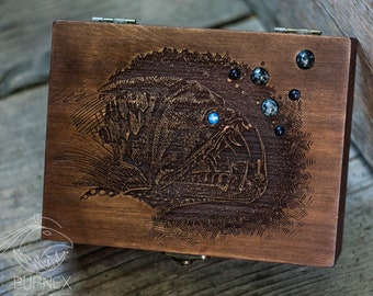 Viperfish Portagioie in legno: Porta Tarocchi con pirografia