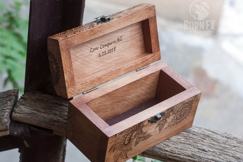 Vintage Schmuckbox aus Holz individuelle Andenkendose mit Ammonit gravierte Holzkiste Box wth engravement