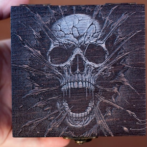 Caja de madera con calavera gótica pirograbada: joyero de recuerdo para el tarot