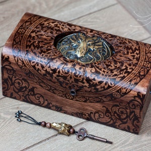Houten stijlvolle kist op maat | drakenkist | gegraveerde houten kist | vintage juwelendoosje | souvenirdoos voor heren
