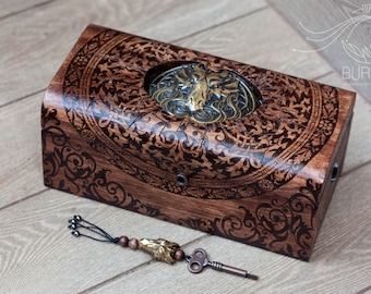 Baule in legno con drago inciso: elegante scatola dei ricordi personalizzata e fatta a mano