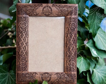 Cornice per foto in legno con triquetra celtica: incisa, finestra da 8,7x13,5 cm