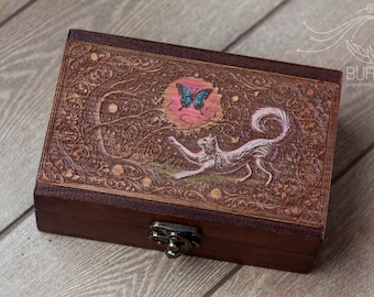 Scatola portagioie vintage in legno incisa con motivo tarocchi: gatto e farfalla.