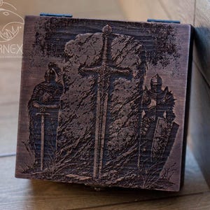 Coffret chevaliers médiévaux gothiques en bois | Boîte souvenir Gardiens de l'épée | boîte de tarot personnalisée | boîte à bijoux vintage | boîte souvenir personnalisée