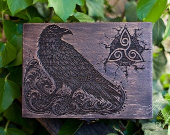 Scatola in legno Celtic Raven: scatola portagioie personalizzata con i tarocchi Huginn Crow.