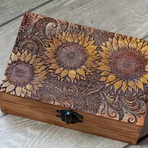 Houten vintage sieradendoosje zonnebloem | aandenkendoos, doos voor kaarten | gegraveerde houten kist, dekkist | op maat gemaakte tarotdoos