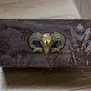 Gehörnter Schafbock Schädel große Schatulle | Gothic Kasten | Tal des Todes | aus Holz gearbeitete Vintage Schmuckschatulle | Holztruhe | Erinnerungsbox | Aufbewahrungsbox