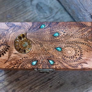 Vintage Schmuckbox aus Holz individuelle Andenkendose mit Ammonit gravierte Holzkiste Bild 4