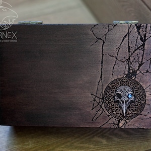 Caja de madera con diseño de cráneo de cuervo celta / caja de tarot personalizada de cráneo de cuervo celta / cráneo de Huginn / caja de joyería vintage / caja de recuerdos personalizada
