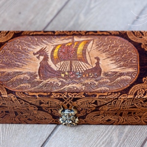 Speciale viking drakkardoos | houten handgemaakte vintage sieradendoos | aandenkendoos | Keltische doos | op maat gegraveerde houten kist