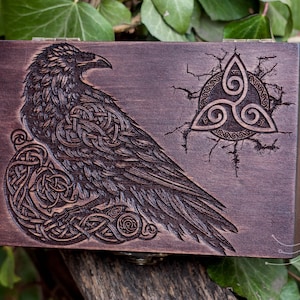 Caja de madera de diseño de cuervo celta / caja de tarot personalizada de cuervo celta / Huginn / caja de joyería vintage / caja de recuerdos personalizada