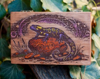 Scatola in legno con salamandra incisa: oggetto ricordo con pirografia, contenitore per tarocchi.