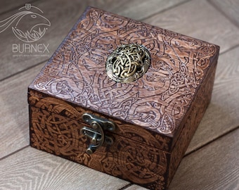 Portagioie celtico in legno: baule ricordo nordico inciso