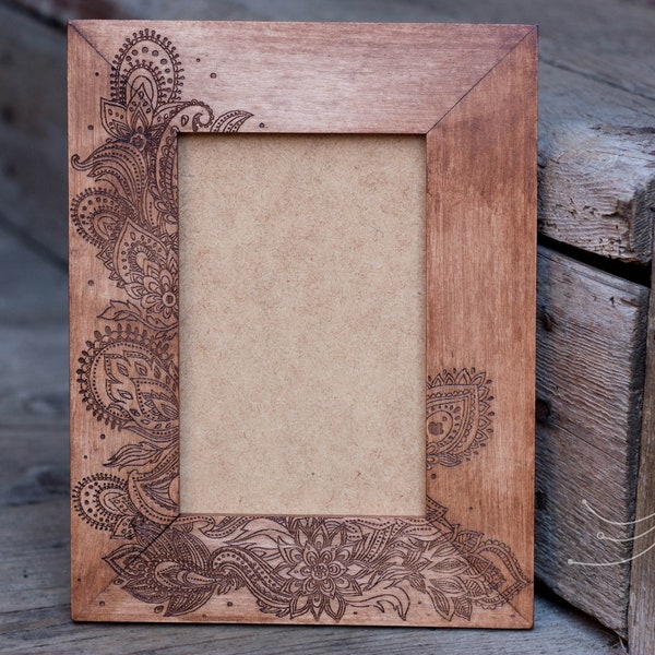 Cadre en bois de photo de cru | Cadre photo avec fenêtre 14.3х9,2 cm | décor mehendi | cadre personnalisé | cadre photo | cadre d’image