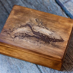 Caja grabada con ballena azul / caja de madera única / caja de tarot personalizada / caja de recuerdo / caja grabada