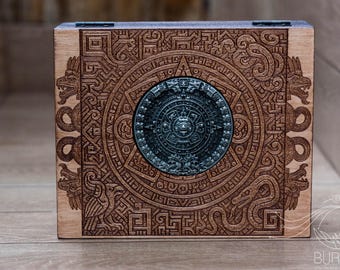 Scatola portagioie in legno azteca: baule rustico con pirografia e calendario